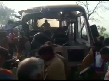Frame 1.629631 de: Una colisión entre un autobús escolar y un camión deja 15 niños muertos en India Frame 1.629631 de: Una colisión entre un autobús escolar y un camión deja 15 niños muertos en India