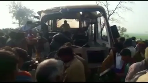 Frame 1.629631 de: Una colisión entre un autobús escolar y un camión deja 15 niños muertos en India Frame 1.629631 de: Una colisión entre un autobús escolar y un camión deja 15 niños muertos en India