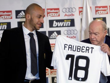 Julien Faubert posa con la camiseta del Real Madrid junto a Alfredo di Stefano