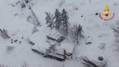 Dos muertos y unos 30 desaparecidos en el hotel arrasado por un alud en Italia