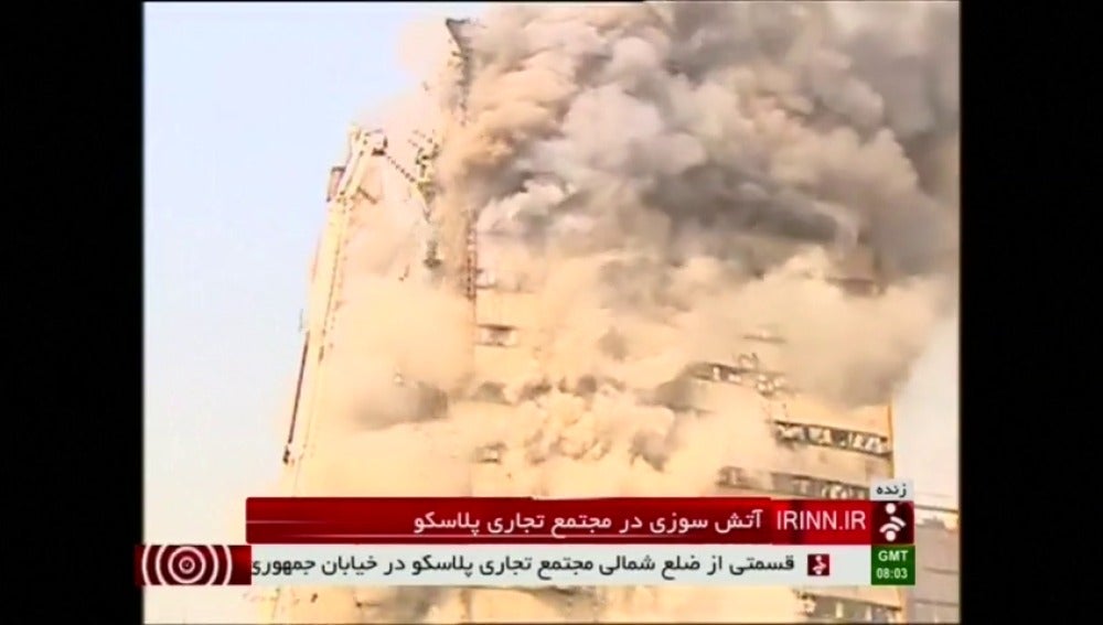 Frame 2.693337 de: Se derrumba un emblemático edificio de 17 plantas en Teherán tras un incendio