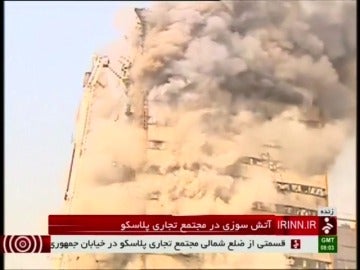 Frame 2.693337 de: Se derrumba un emblemático edificio de 17 plantas en Teherán tras un incendio