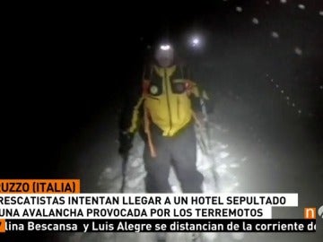 Frame 10.26 de: Rescatadas dos personas tras la avalancha de nieve sobre un hotel en Italia por la cadena de terremotos