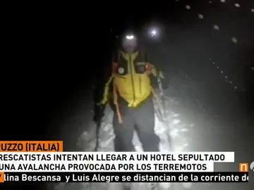 Frame 10.26 de: Rescatadas dos personas tras la avalancha de nieve sobre un hotel en Italia por la cadena de terremotos Frame 10.26 de: Rescatadas dos personas tras la avalancha de nieve sobre un hotel en Italia por la cadena de terremotos