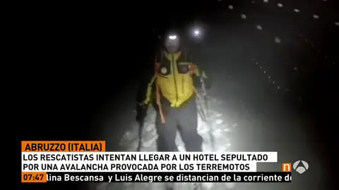 Frame 10.26 de: Rescatadas dos personas tras la avalancha de nieve sobre un hotel en Italia por la cadena de terremotos Frame 10.26 de: Rescatadas dos personas tras la avalancha de nieve sobre un hotel en Italia por la cadena de terremotos