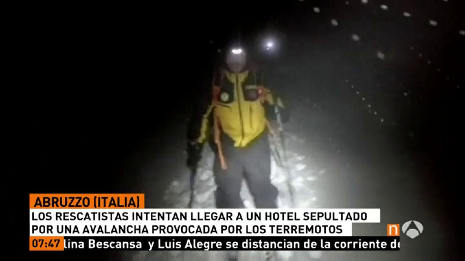 Rescatadas dos personas tras la avalancha de nieve sobre un hotel en Italia por la cadena de terremotos