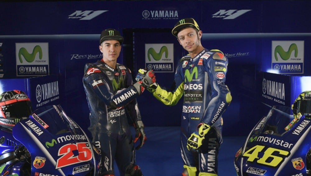 Maverick Viñales y Valentino Rossi, junto a la nueva Yamaha