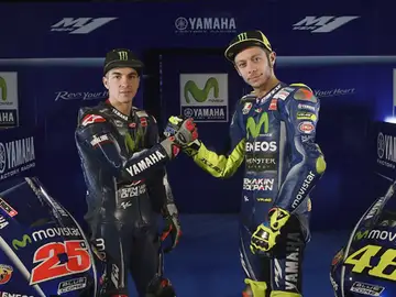 Maverick Viñales y Valentino Rossi, junto a la nueva Yamaha Maverick Viñales y Valentino Rossi, junto a la nueva Yamaha