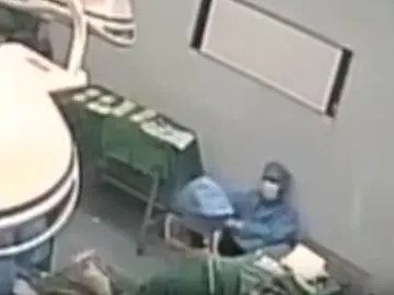 El médico, tumbado en el suelo del quirófano El médico, tumbado en el suelo del quirófano