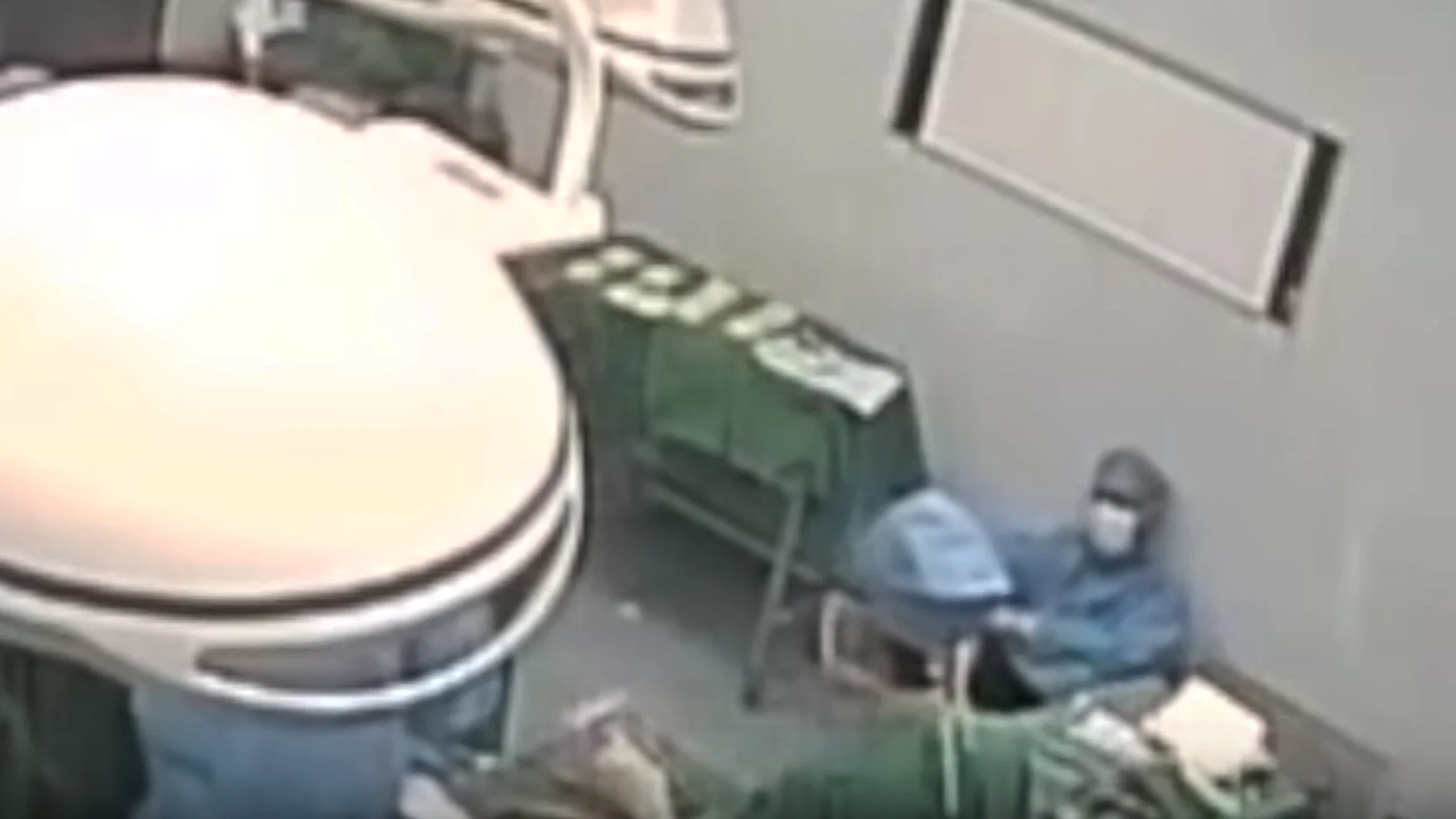 El médico, tumbado en el suelo del quirófano El médico, tumbado en el suelo del quirófano