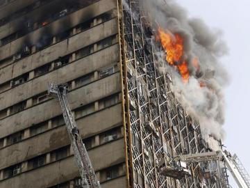 Un edificio de 17 plantas se derrumba en Teherán tras un incendio