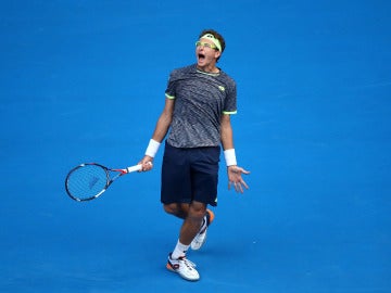 Denis Istomin celebra su victoria sobre Novak Djokovic