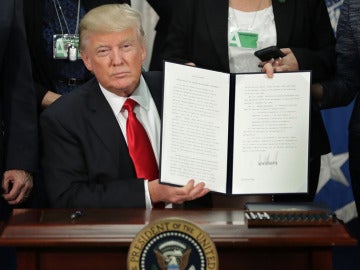 Donald Trump firma el decreto de construcción del muro de México