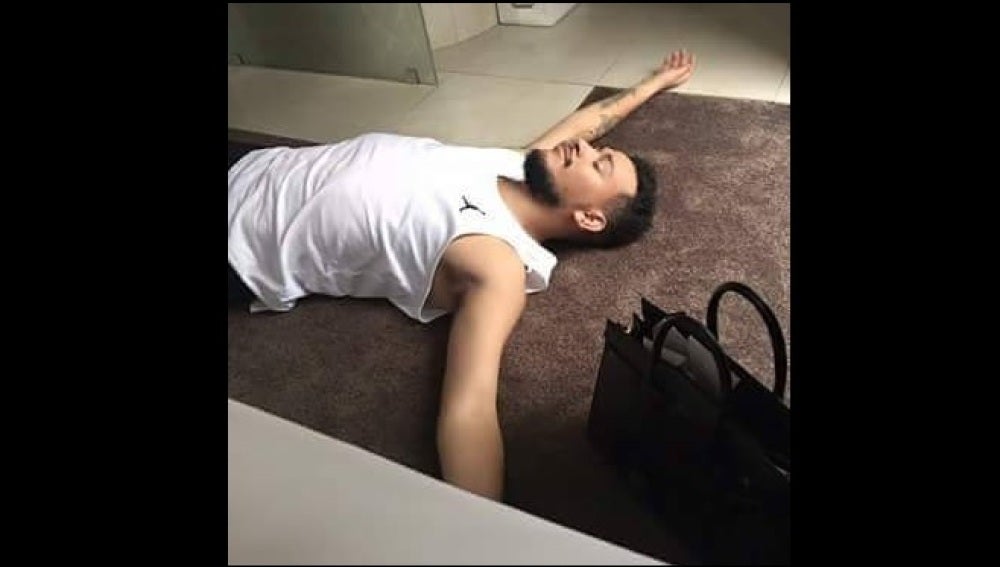 Un hombre haciéndose el muerto