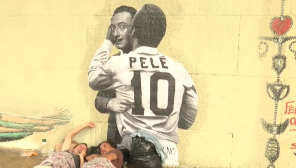Frame 46.053333 de: El alcalde de Sao Paulo tapa con pintura gris los grafitis y los "pixos" urbanos