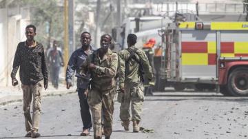 Miembros de las fuerzas de seguridad inspeccionan el lugar de un atentado 