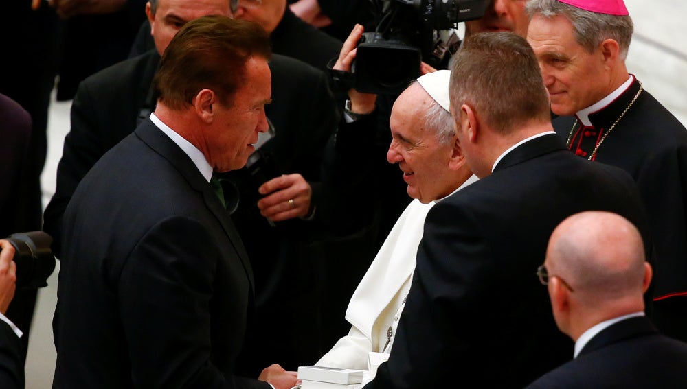 Arnold Schwarzenegger saluda al Papa Francisco
