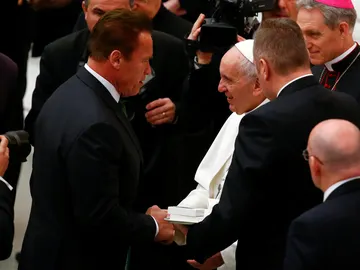 Arnold Schwarzenegger saluda al Papa Francisco Arnold Schwarzenegger saluda al Papa Francisco