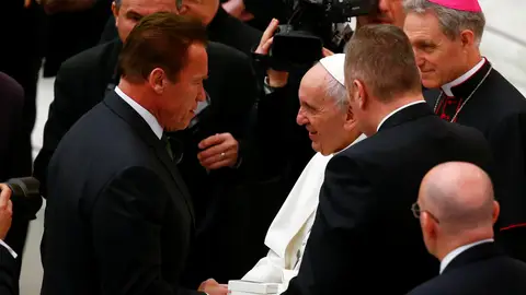 Arnold Schwarzenegger saluda al Papa Francisco Arnold Schwarzenegger saluda al Papa Francisco