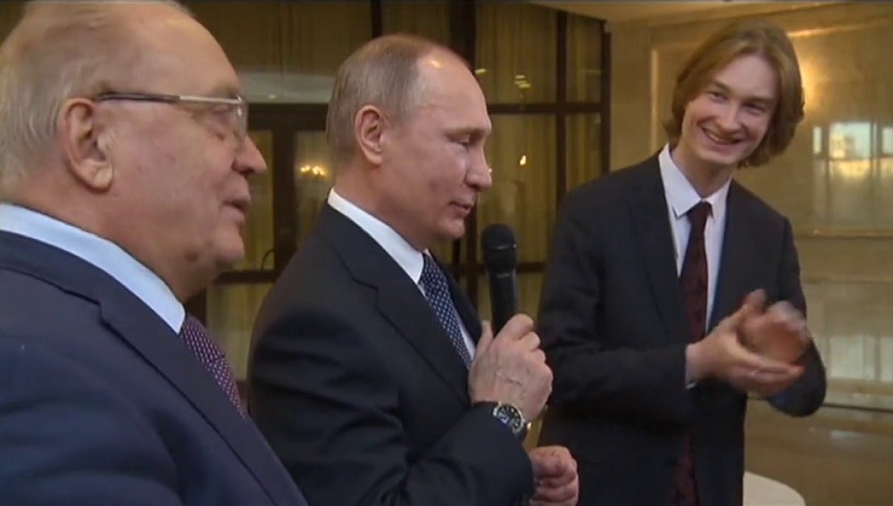 Frame 25.351083 de: Putin canta una popular canción rusa a dúo con un estudiante en la Universidad de Moscú