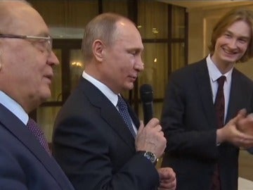 Frame 25.351083 de: Putin canta una popular canción rusa a dúo con un estudiante en la Universidad de Moscú