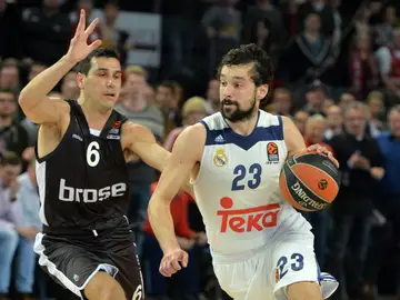 Sergio Llull, en acción ante Nikolaos Zisis Sergio Llull, en acción ante Nikolaos Zisis