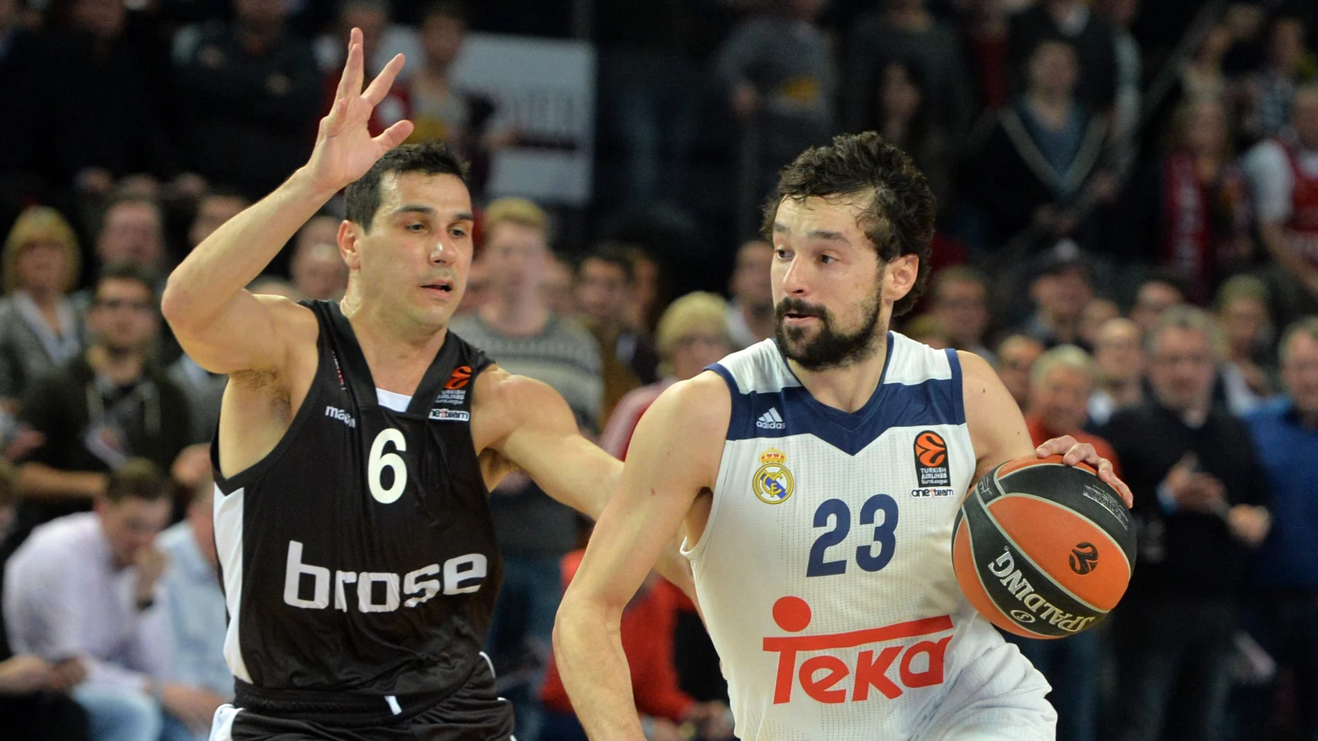 Sergio Llull, en acción ante Nikolaos Zisis Sergio Llull, en acción ante Nikolaos Zisis