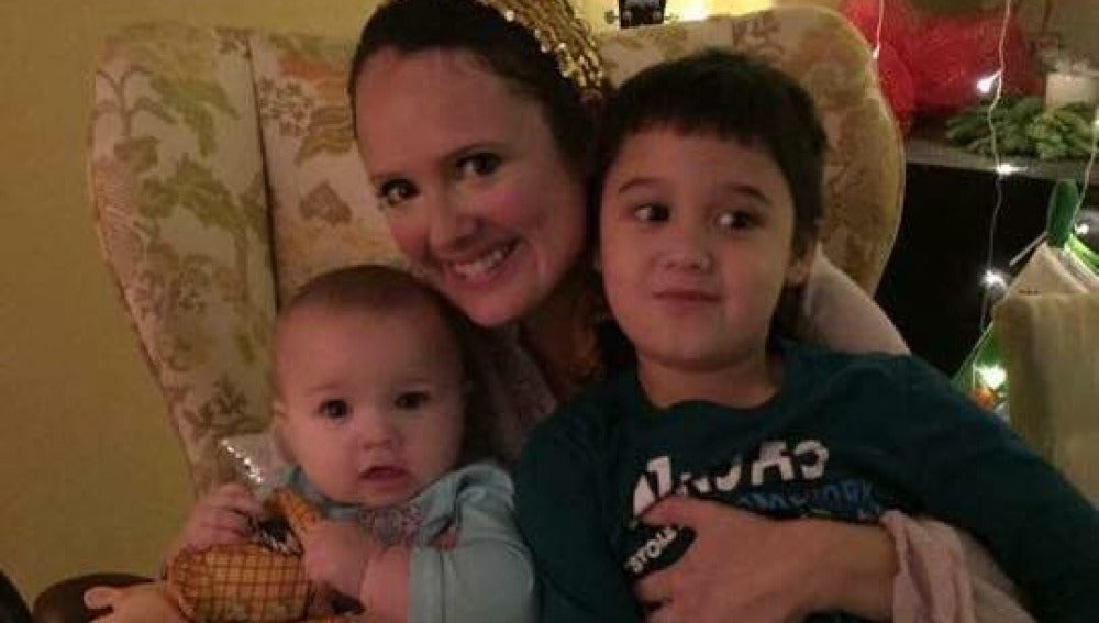 La madre junto a sus dos hijos