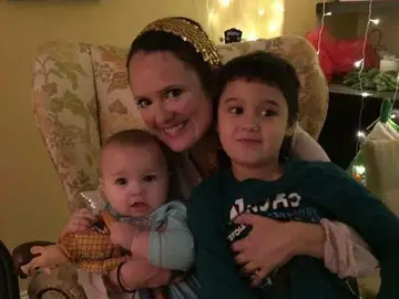 La madre junto a sus dos hijos La madre junto a sus dos hijos