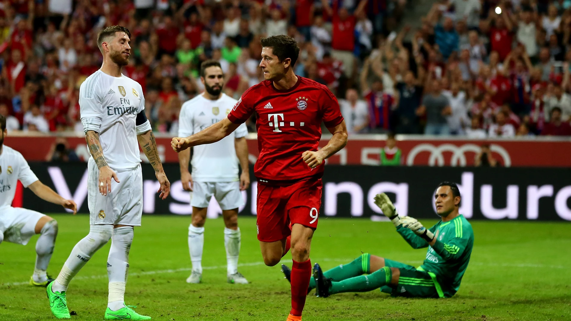 Lewandowski celebra un tanto frente al Real Madrid Lewandowski celebra un tanto frente al Real Madrid