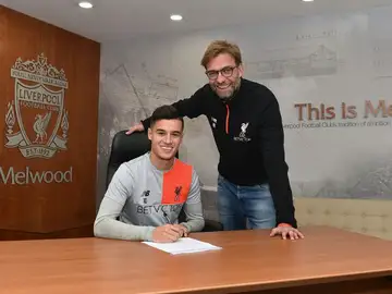 Coutinho y Klopp sonríen mientras el brasileño firma su nuevo contrato Coutinho y Klopp sonríen mientras el brasileño firma su nuevo contrato
