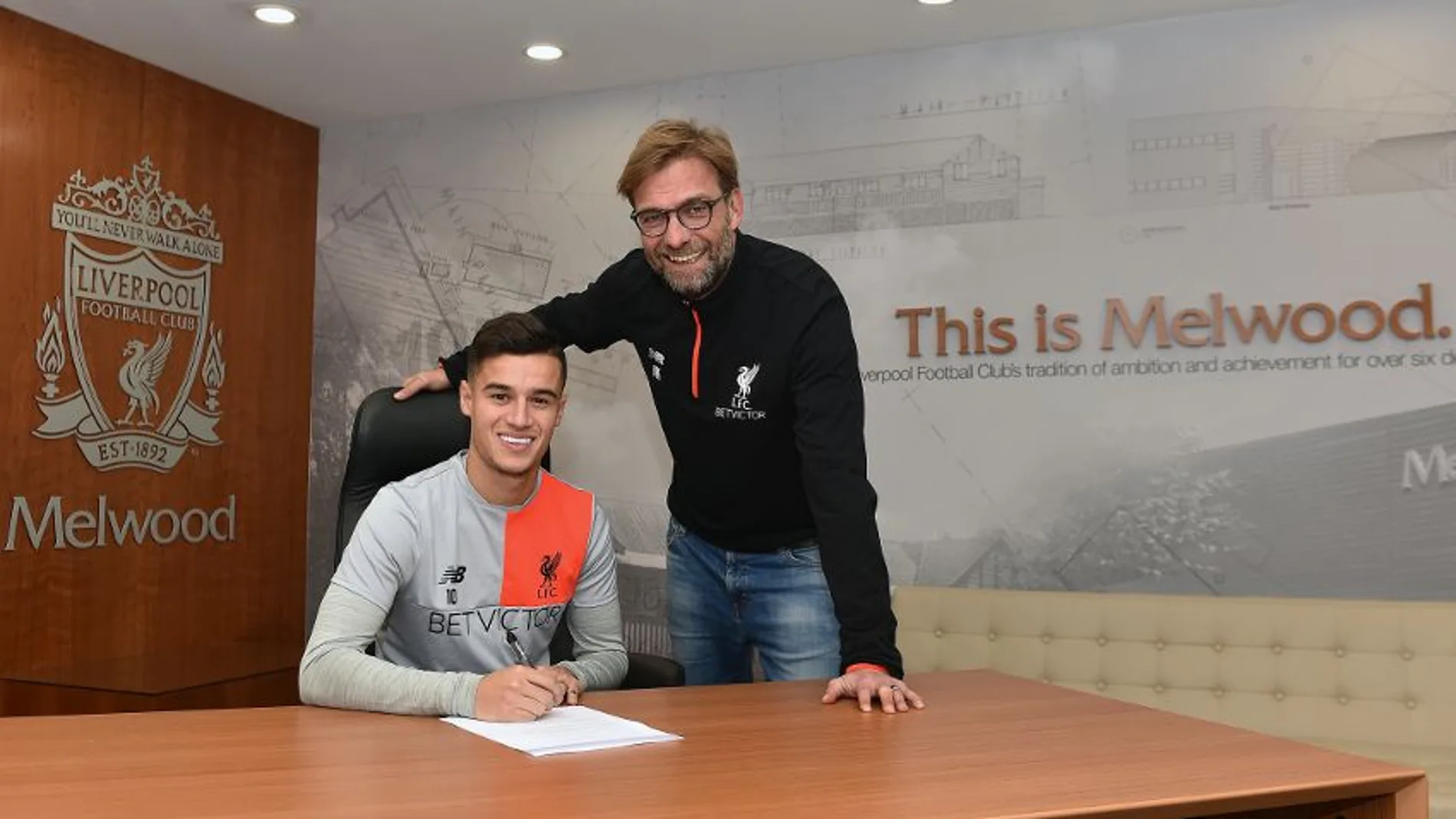Coutinho y Klopp sonríen mientras el brasileño firma su nuevo contrato Coutinho y Klopp sonríen mientras el brasileño firma su nuevo contrato