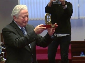 Frame 33.590222 de: Antonio Pelayo es galardonado con el Premio Especial de la Conferencia Episcopal por su trayectoria 