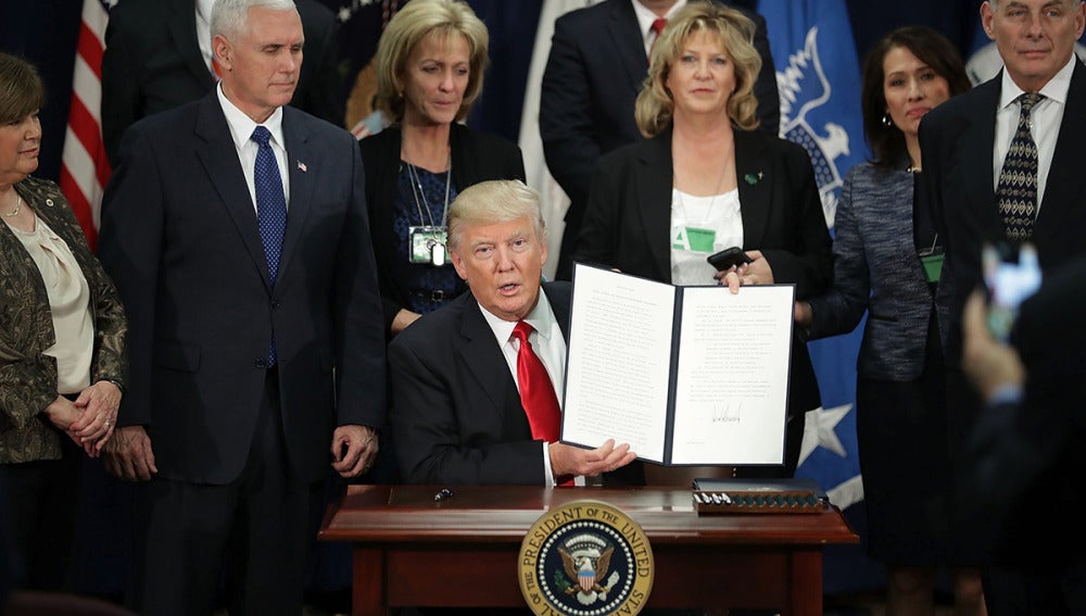 Trump muestra la orden ejecutiva recién firmada