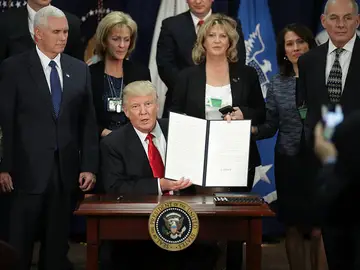 Trump muestra la orden ejecutiva recién firmada Trump muestra la orden ejecutiva recién firmada