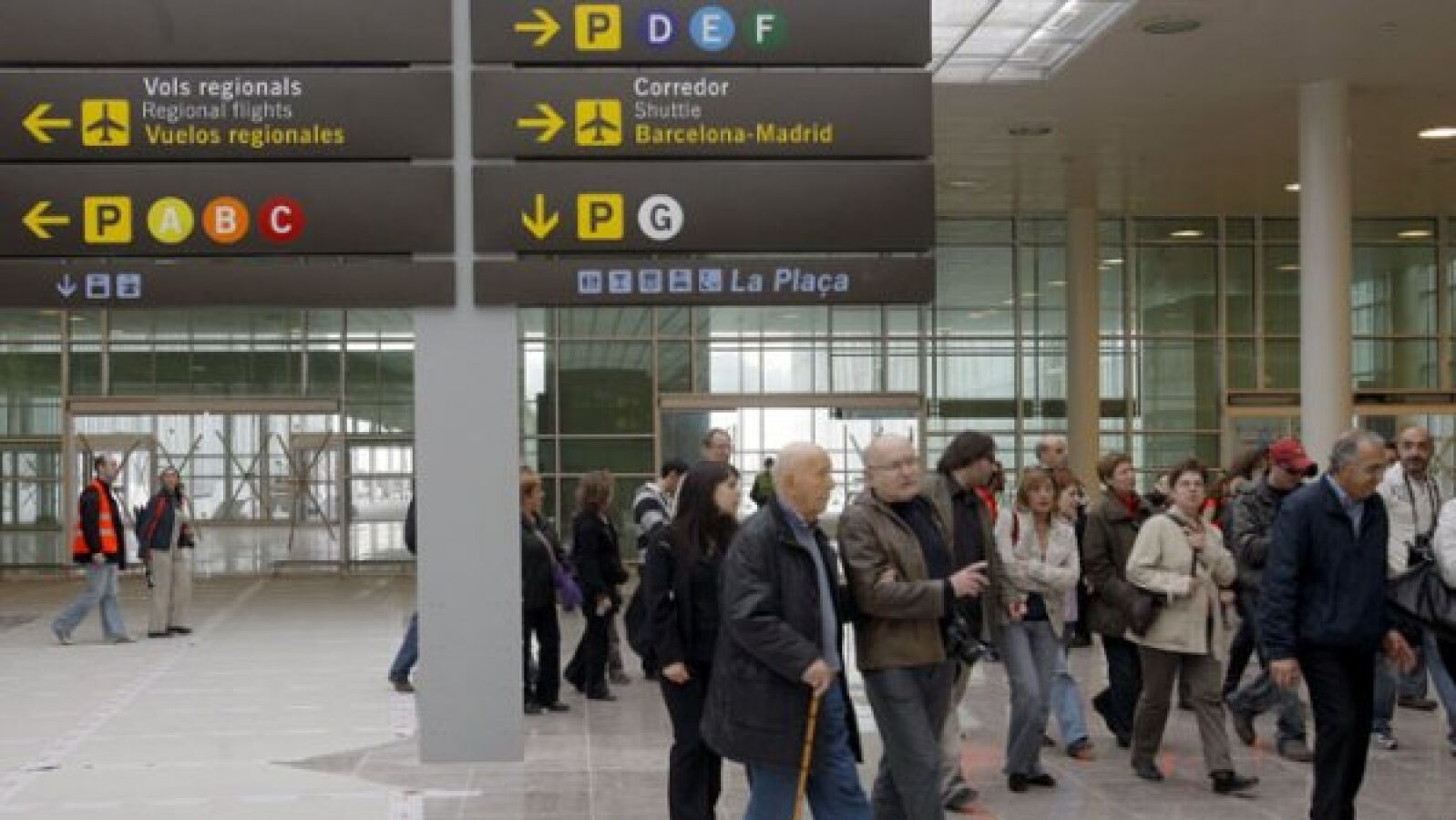 Un grupo de pasajeros de El Prat trata de impedir que un senegalés sea deportado 