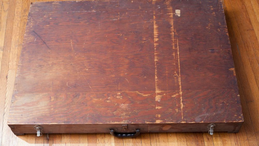 La caja de madera hallada en la basura que contiene material misterioso