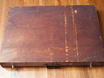 La caja de madera hallada en la basura que contiene material misterioso La caja de madera hallada en la basura que contiene material misterioso