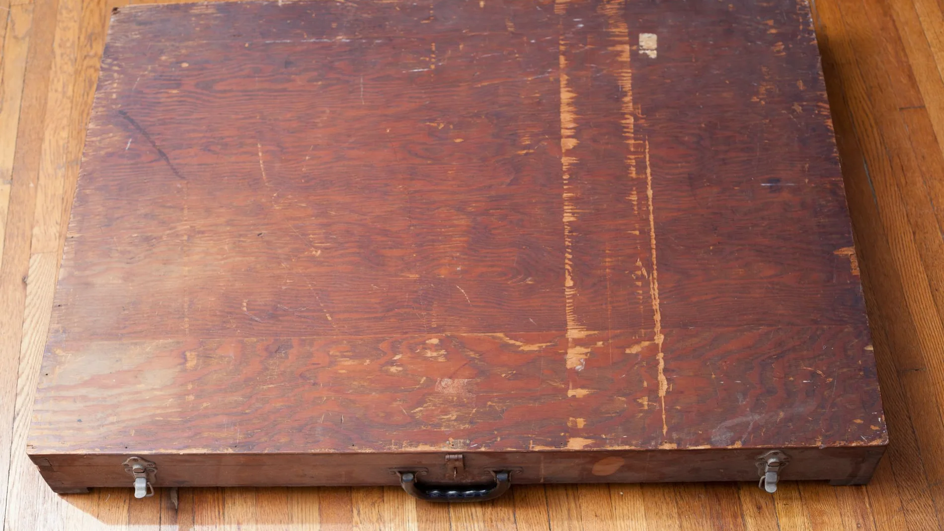 La caja de madera hallada en la basura que contiene material misterioso La caja de madera hallada en la basura que contiene material misterioso