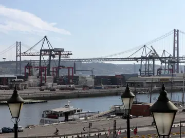 Vista parcial del puerto de Lisboa Vista parcial del puerto de Lisboa