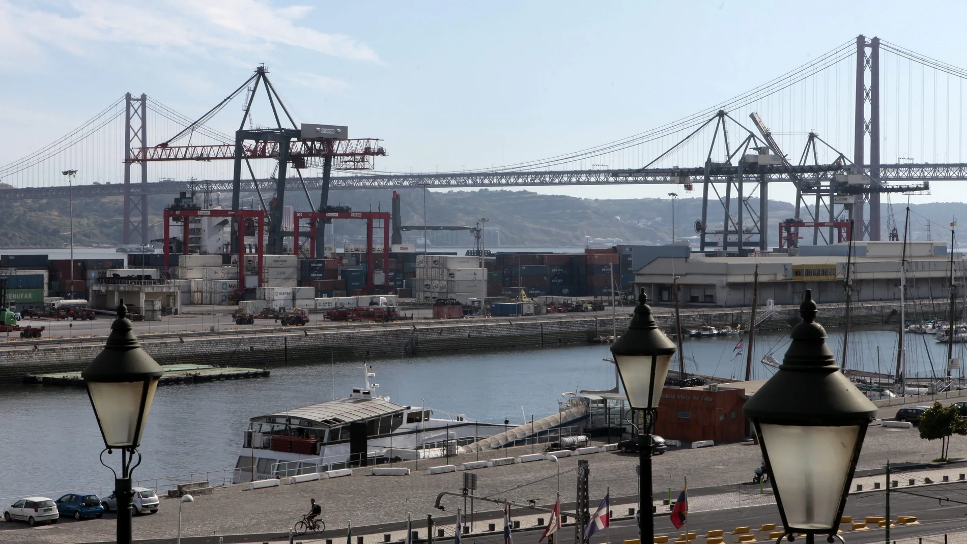 Vista parcial del puerto de Lisboa Vista parcial del puerto de Lisboa