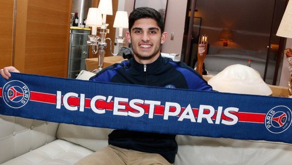 Gonçalo Guedes posa con la bufanda de su nuevo equipo