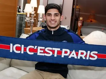 Gonçalo Guedes posa con la bufanda de su nuevo equipo Gonçalo Guedes posa con la bufanda de su nuevo equipo