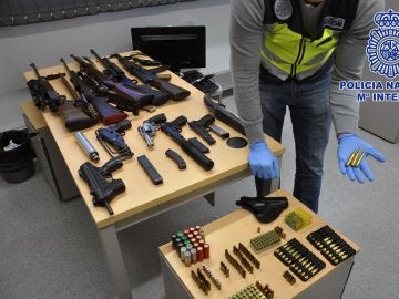 Arsenal de armas agenciadas por la Policía Nacional tras detener a los seis integrantes de una banda delincuente en Barcelona