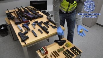 Arsenal de armas agenciadas por la Policía Nacional tras detener a los seis integrantes de una banda delincuente en Barcelona