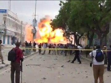 Frame 3.380201 de: Al menos ocho muertos en un atentado suicida contra un hotel de Mogadiscio