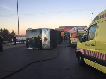 Un autobús escolar vuelca en Fuenlabrada Un autobús escolar vuelca en Fuenlabrada