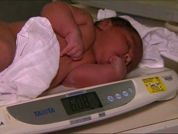 Frame 10.266666 de: Un bebé pesa más de 6 kilos al nacer 