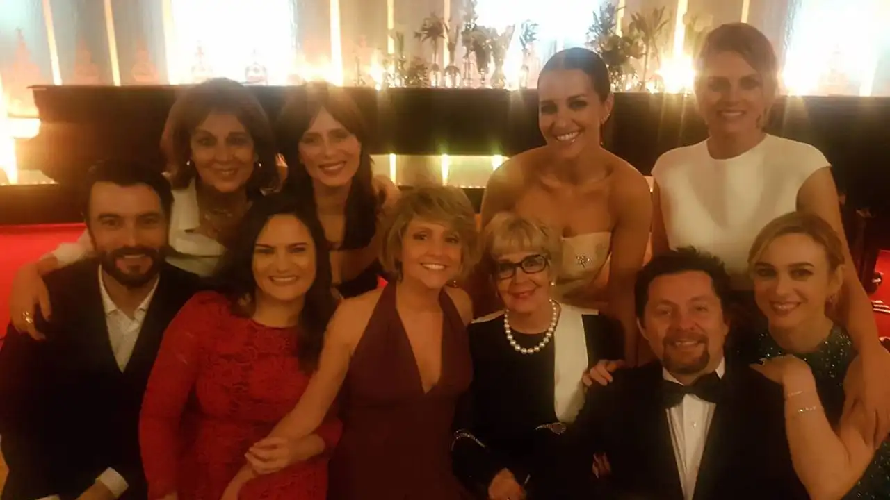 El equipo de 'Velvet' unido para arropar al creador de la serie