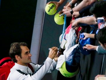 Federer, firmando autógrafos en Australia